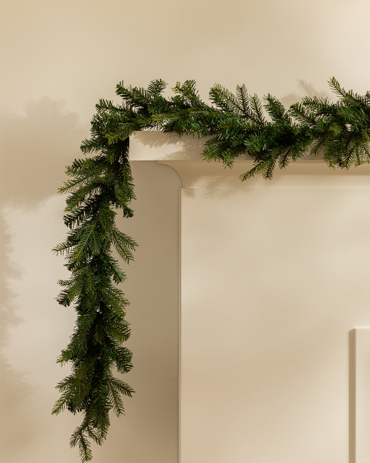 9' Pre-Lit Grandis Garland Indoor/Outdoor Garland